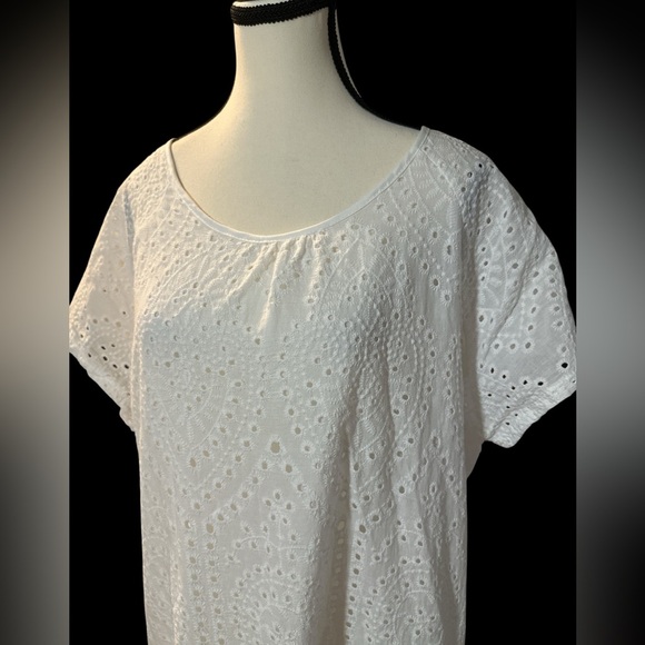 Elegant White Eyelet Midi Dress - Picture 3 of 6